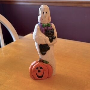 Vintage Eddie Walker carved ghost from Midwest.
Ghost holding black cat